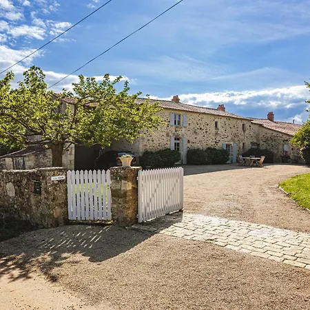 Logis La Tour - La Tour 別荘 Saint-Laurent-de-la-Salle