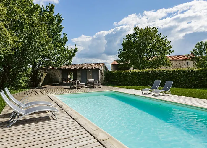 Logis La Tour - La Tour Saint-Laurent-de-la-Salle